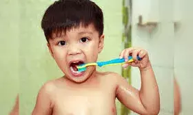 बच्चों को किस उम्र में टूथपेस्ट कराना होता है सही? एक्सपर्ट से जानें