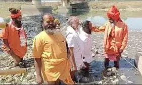 साधु-संत, नाले में उतरकर बोले- यहां कैसे होगा सिंहस्थ साधु-संत, नाले में उतरकर बोले- यहां कैसे होगा सिंहस्थ