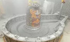 भस्म आरती में बेल पत्र लगाकर सजे बाबा महाकाल, बागेश्वर धाम से आया बाबा महाकाल को निमंत्रण पत्र भस्म आरती में बेल पत्र लगाकर सजे बाबा महाकाल, बागेश्वर धाम से आया बाबा महाकाल को निमंत्रण पत्र