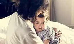 छोटे बच्चों को गोद में लेते समय न करें ये गलती, बिगड़ सकती है सेहत