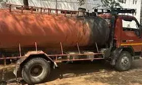 टैंकर के नीचे बनी गुफा में छिपा था भारी मात्रा में डोडाचूरा, 241 किलो डोडाचूरा के साथ तस्कर को दबोचा टैंकर के नीचे बनी गुफा में छिपा था भारी मात्रा में डोडाचूरा, 241 किलो डोडाचूरा के साथ तस्कर को दबोचा