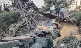 रतलाम-बांसवाड़ा हाईवे पर सड़क हादसा, खाई में गिरा मक्का से भरा ट्रक, तीन की मौत