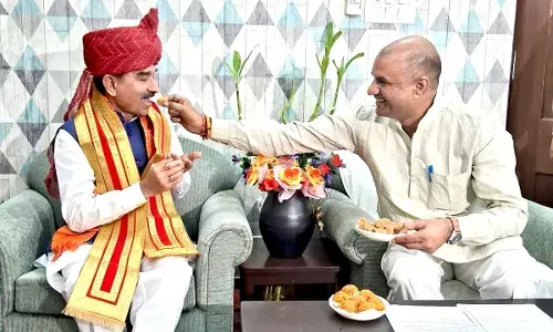 राठौड़ के भारतीय जनता पार्टी के प्रदेश अध्यक्ष निर्वाचित होने पर भाजपा के नेताओं ने मुंह मीठा करवाकर मुलाकात की राठौड़ के भारतीय जनता पार्टी के प्रदेश अध्यक्ष निर्वाचित होने पर भाजपा के नेताओं ने मुंह मीठा करवाकर मुलाकात की