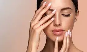 गर्मियों में मेकअप को मैट लुक देने और लंबे समय तक टिकाने के लिए जानें ये बेस्ट टिप्स