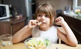 बच्चों की बढ़ानी है हाइट, हड्डियां करनी है मजबूत तो दूध के अलावा खिलाएं ये चीजें