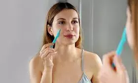 त्वचा को बनाता है स्मूथ और ग्लोइंग- जानें चेहरे पर फेशियल रेजर उपयोग करने के फायदे