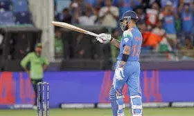 विराट कोहली ने वनडे करियर का 51वां शतक जड़ा विराट कोहली ने वनडे करियर का 51वां शतक जड़ा
