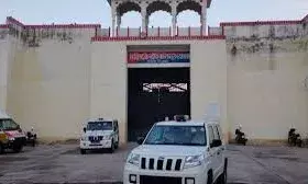 तीन आरोपी गिरफ्तार,जेलर सहित कई अधिकारियों पर गिरी गाज