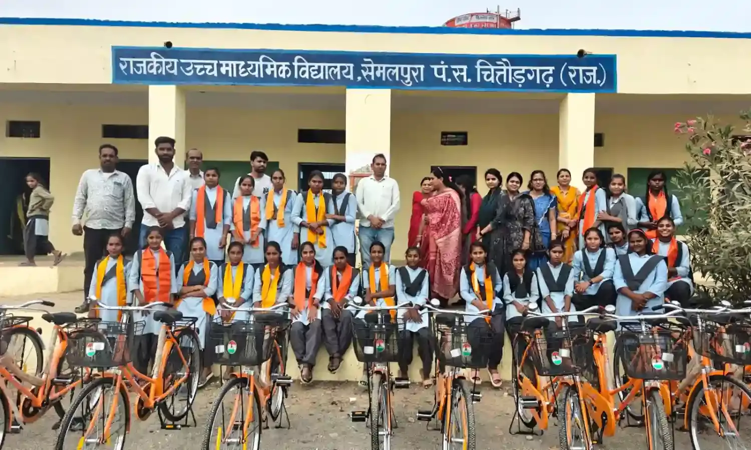 साइकिल वितरण समारोह, साइकिल पाकर छात्राओं के खिले चेहरे