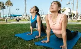 खिलेगा चेहरा…नहीं दिखेगी उम्र, ये योगासन करने से चमक जाएगी स्किन