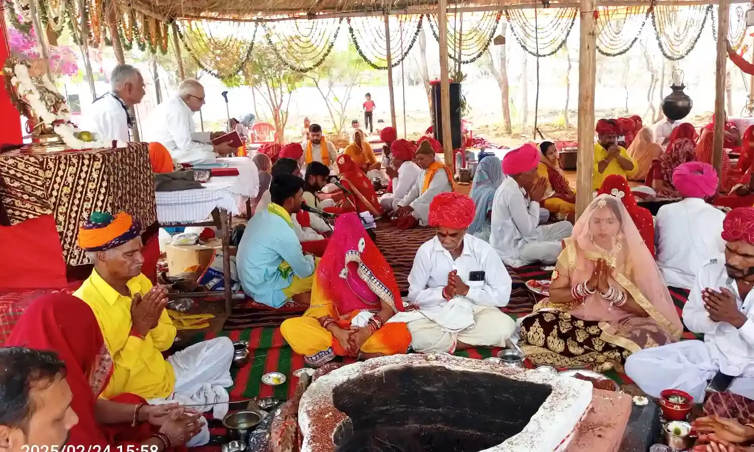 पंच दिवसीय पंच कुण्डीय यज्ञ की पूजा व हवन में दी आहुतियां पंच दिवसीय पंच कुण्डीय यज्ञ की पूजा व हवन में दी आहुतियां