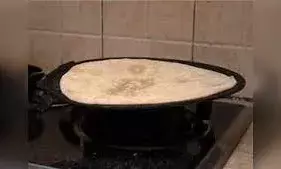 जले हुए लोहे के तवे और प्रेस को इन हैक्स की मदद से करें साफ