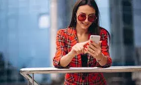 आपके फोन पकड़ने का तरीका बताता है आपके व्यक्तित्व के राज, जानें कैसे