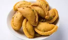 आखिर होली पर क्यों बनाया जाता है गुजिया, जानिए इसका इतिहास