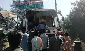 प्रयागराज से आ रही बस कंटेनर से टकराई, हादसे में 35 यात्री घायल; छह की हालत गंभीर