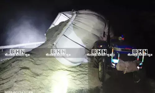 लाडपुरा एनएच 758 पर ट्रैक्टर बेकाबू होकर ट्रॉली पलटी ,कोई हताहत नहीं, टूटी सड़कों से राहगीर परेशान