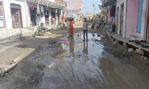 एक माह से बार बार टूट रही पाइप लाइन,रिपेयर के नाम पर एक दूसरे पर थोप रहे जिम्मेदारी