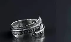 हाथ में चांदी के अंगूठी पहनने से क्या होता है? जानें किस ग्रह से है संबंध