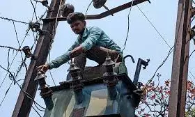 चढ़ रहा मजदूर जान से खिलवाड़ कर...!