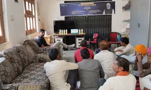 लाडपुरा में किसानों को लाइव प्रोग्राम दिखाया गया