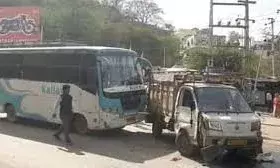 ब्रेक फेल होने से अनियंत्रित हुआ ट्रेलर चार वाहनों को लिया   चपेट में