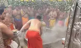 बाबा महाकाल के दरबार में भस्म आरती से हुई महाशिवरात्रि की शुरुआत, श्रद्धालुओं का उमड़ा जनसैलाब