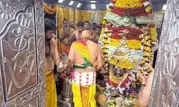 बाबा महाकाल बने दूल्हा, सिर पर सजा तीन क्विंटल फूलों से बना सेहरा, आज दिन में होगी भस्म आरती