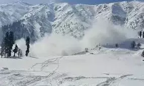 माणा कैंप के पास भारी हिमस्खलन में दबे 57 मजदूर, 10 को बाहर निकाला माणा कैंप के पास भारी हिमस्खलन में दबे 57 मजदूर, 10 को बाहर निकाला