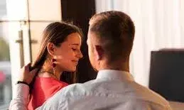 अगर आपकी गर्लफ्रेंड एक ही ऑफिस में करती है जाॅब, तो इन बातों का रखें ध्यान