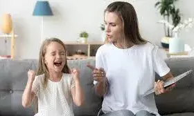 जिम्मेदार और अनुशासित बनाने के लिए बच्चों की सिखाएं ये पांच जरूरी बातें