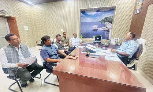 एडीएम बुनकर ने ली राजनीतिक दलों के साथ बैठक