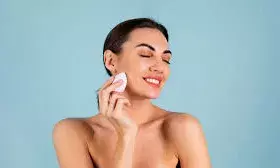 मेकअप करने के बाद फेस पर आ जाते है अजीब से मेकअप क्रेक, कैसे करें ठीक, फॉलो कीजिए ये टिप्स