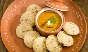 खाने को प्लास्टिक से कवर करना कितना घातक? इडली बनाते समय पॉलिथीन के यूज ने चिंता में डाला