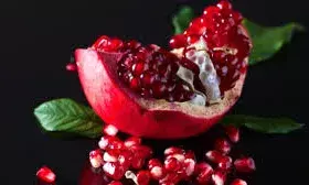 अनार के छिलकों से बनाएं नेचुरल हेयर डाई बाल लगेंगे घने और खूबसूरत