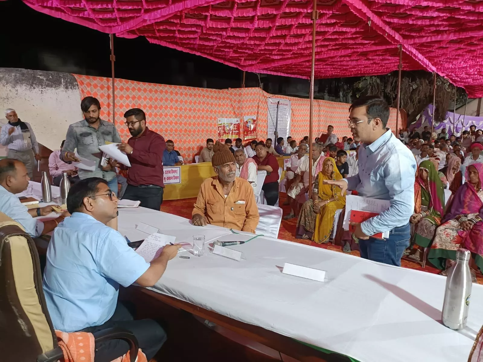 जनावद में हुई रात्रि चौपाल में आमजन को मिली राहत जनावद में हुई रात्रि चौपाल में आमजन को मिली राहत