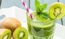 गर्मियों की होगी छुट्टी, बिना झंझट घर पर बनाएं हेल्दी और टेस्टी कीवी शेक