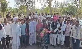 पुलिस कर्मी के चारपाई पर चढ़ने से   डेढ़ महीने की बच्ची की मौत, हंगामा ,५ पुलिस कर्मी लाइन हाजिर