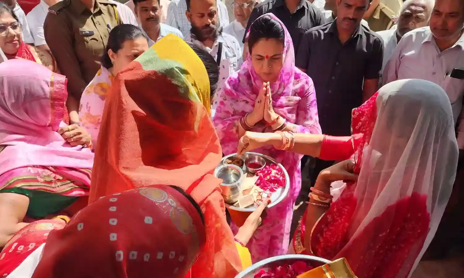 स्कूलों में विद्यार्थियों से संवाद, धार्मिक स्थल पर दर्शन और विकास कार्यों का उद्घाटन