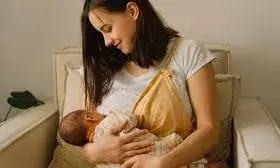 क्या लंबे समय तक बच्चे को दूध पिलाने से मां की हड्डियां कमजोर होती हैं? डॉक्टर से जानें