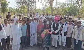 पुलिस कर्मी के चारपाई पर चढ़ने से डेढ़ महीने की बच्ची की मौत, हंगामा ,५ पुलिस कर्मी लाइन हाजिर पुलिस कर्मी के चारपाई पर चढ़ने से डेढ़ महीने की बच्ची की मौत, हंगामा ,५ पुलिस कर्मी लाइन हाजिर