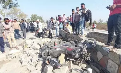 सड़क निर्माण में लापरवाही बनी दो युवकों की मौत की वजह, गुस्साए ग्रामीणों ने लगाया जाम सड़क निर्माण में लापरवाही बनी दो युवकों की मौत की वजह, गुस्साए ग्रामीणों ने लगाया जाम