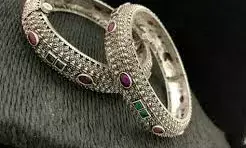 लुक को बनाना है यूनिक और खास तो ट्राई करें सिल्वर ज्वेलरी, देखें डिजाइंस