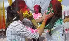 होली में ये ऑउटफिट पहनकर दिखाए अपना जलवा,सबकी निगाहें सिर्फ आप पर ही टिकेगी