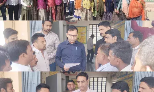 प्रतापपुरा गांव के लोगो ने आसींद उपखंड अधिकारी और पंचायत समिति के विकास अधिकारी को सोपा ज्ञापन