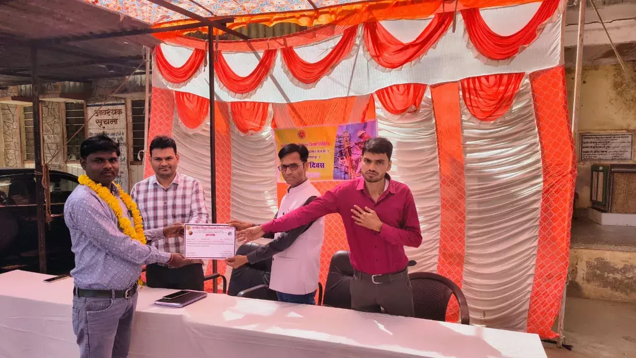 लाइनमैन दिवस पर सर्वश्रेष्ठ कार्य करने वाले लाइनमैन को किया सम्मानित लाइनमैन दिवस पर सर्वश्रेष्ठ कार्य करने वाले लाइनमैन को किया सम्मानित