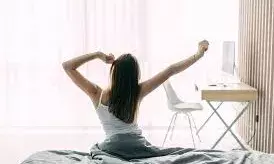 गलती से भी सुबह उठकर न देखें ये चीजें, हो सकती है पैसे की किल्लत