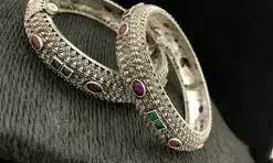 लुक को बनाना है यूनिक और खास तो ट्राई करें सिल्वर ज्वेलरी, देखें डिजाइंस