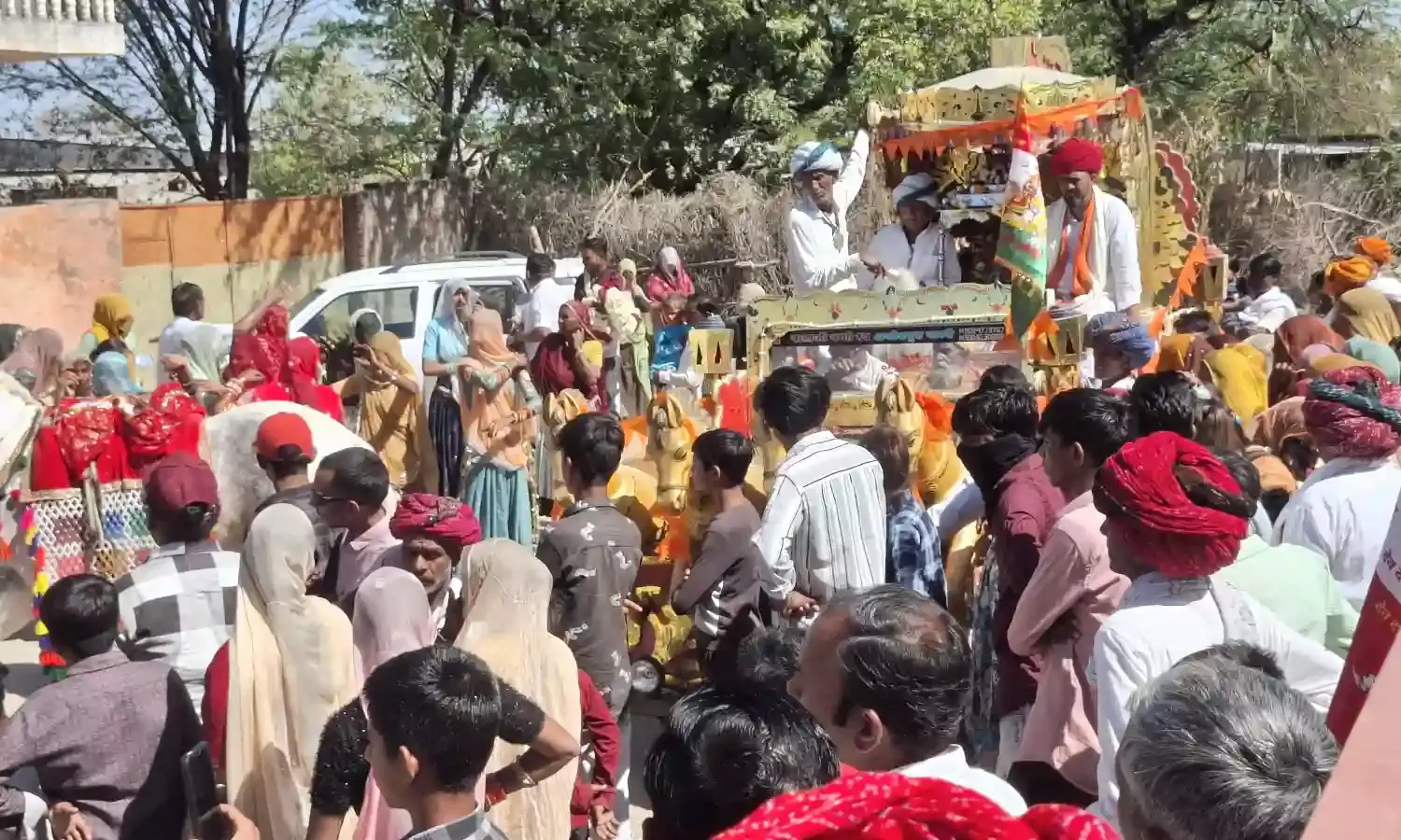 भगवान श्री देवनारायण जी के विवाह उत्सव के मौके पर निकली शोभायात्रा