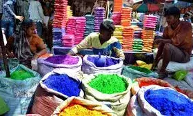 दिल्ली के इन बाजारों में मिलता है होली का सस्ता सामान, देखें लिस्ट