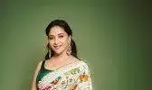 महिला दिवस पर माधुरी दीक्षित की तरह दिखें स्टाइलिशट, ट्राई करें ये साड़ियां